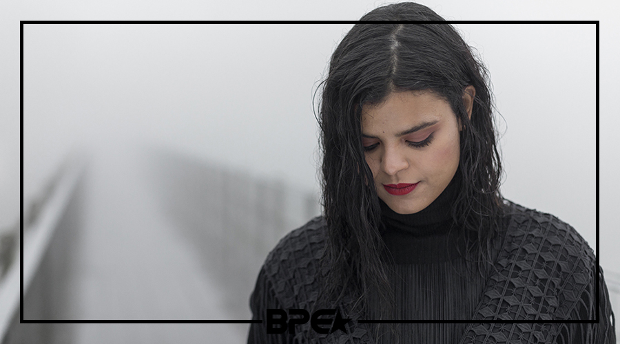Amanda Magalhães mostra toda sua versatilidade no clipe “Coração Só”