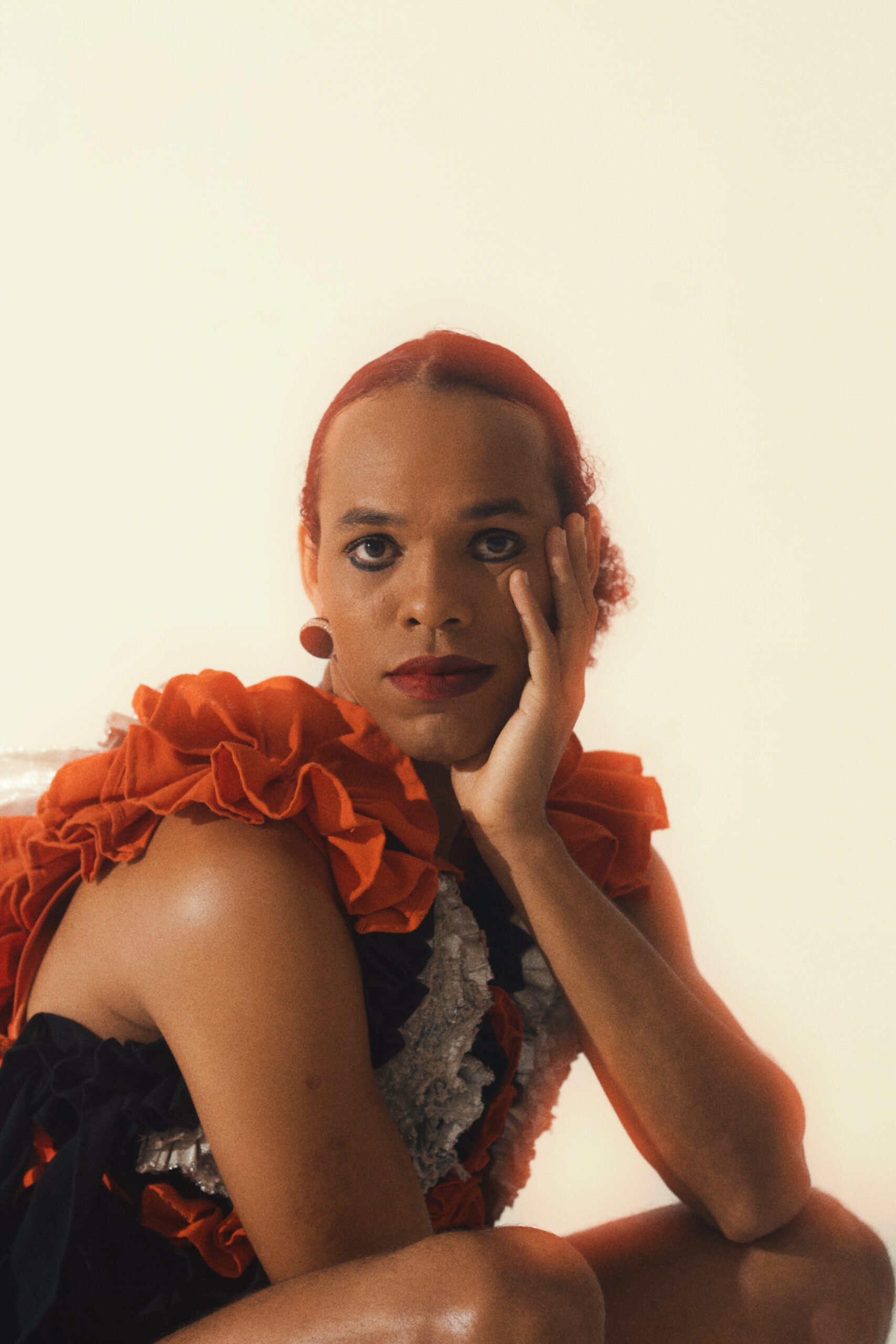 Caetana, primeira cantora trans a gravar um frevo no Brasil, lança ‘Deluxe Afronordestina’